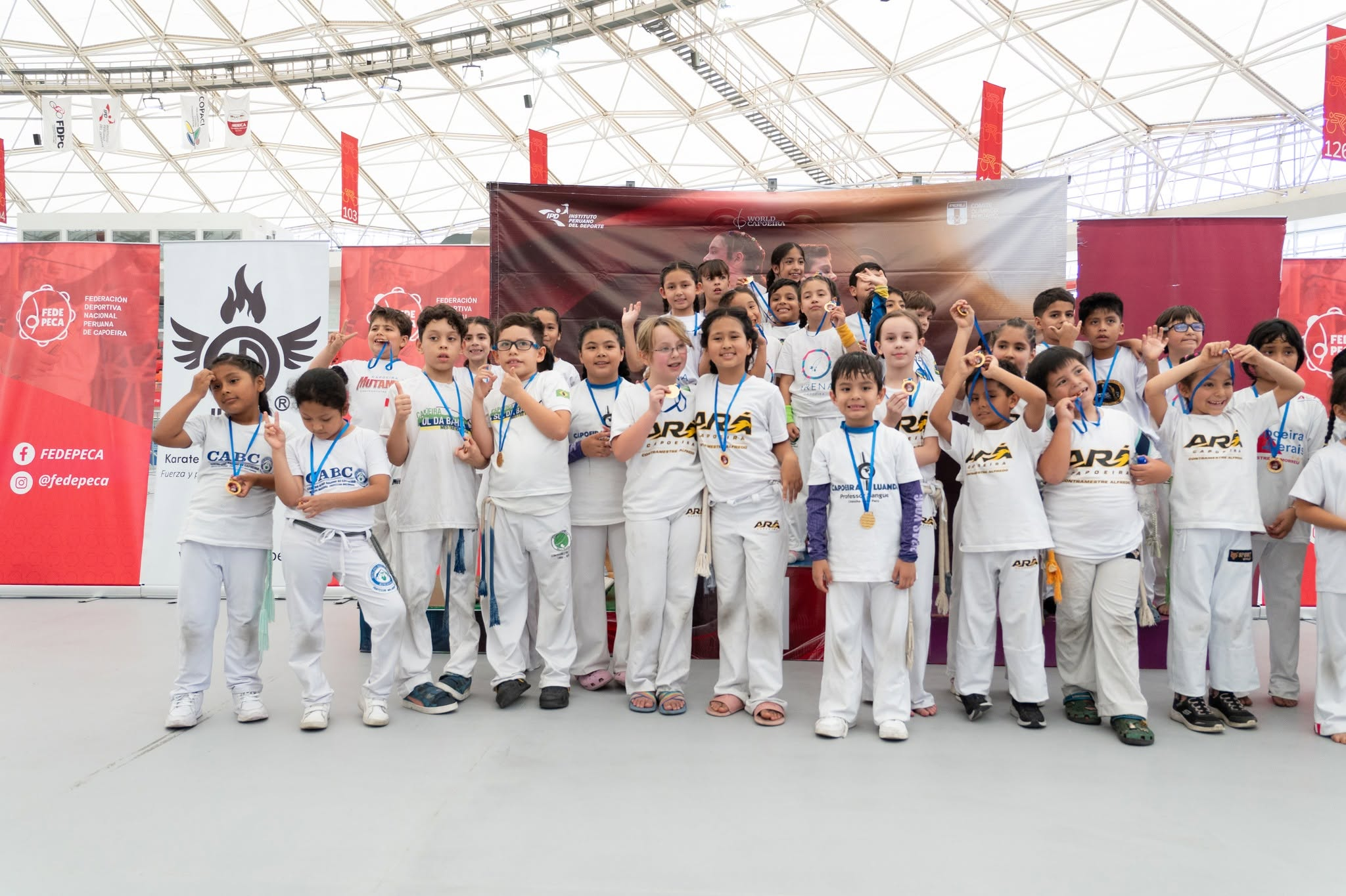 Grupo de deportistas de capoeira con sus medallas